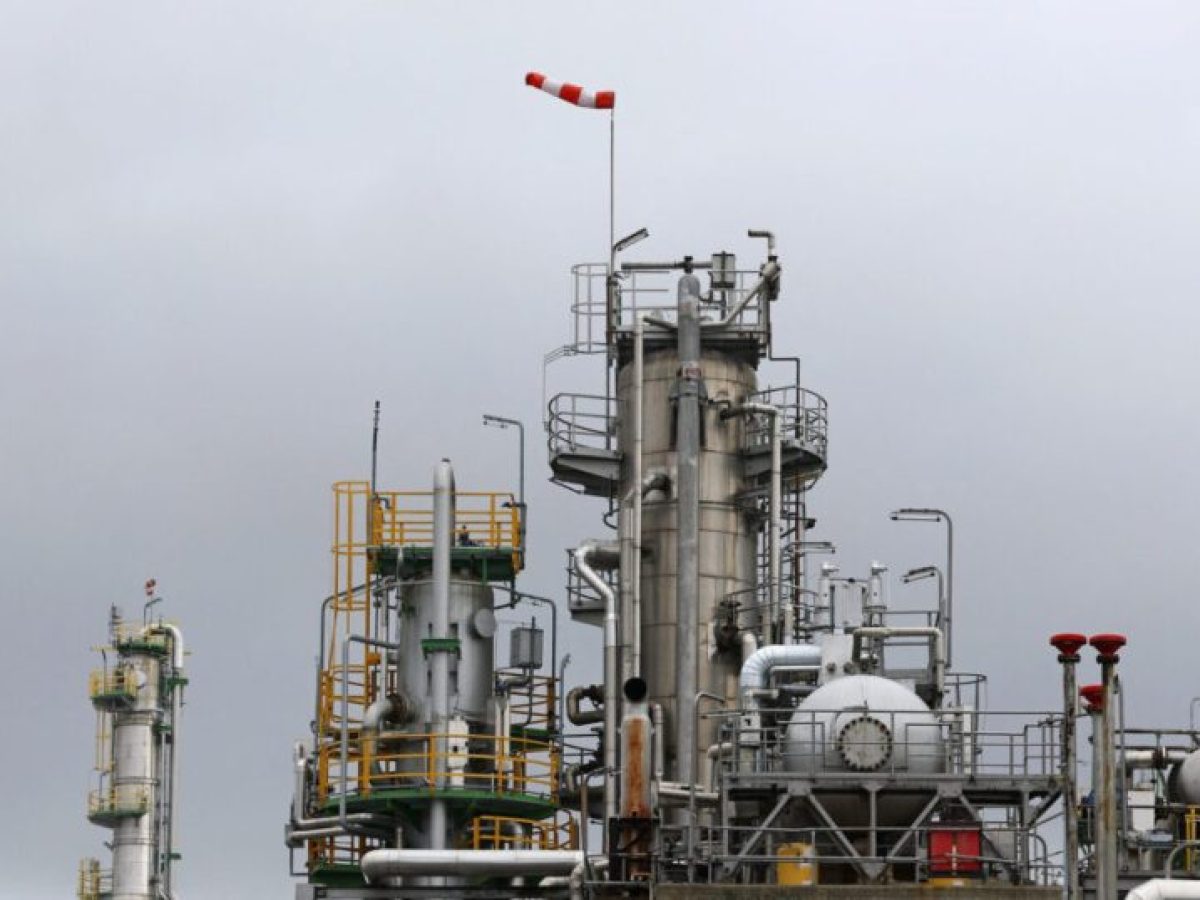 Το πετρέλαιο συνεχίζει πάνω από τα 100 δολάρια – Η αγορά ανησυχεί για το αδιέξοδο στις ειρηνευτικές επαφές και τον αποκλεισμό των Στενών του Ορμούζ