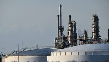 Το πετρέλαιο εδραιώνεται στα ψηλά, πάνω από τα 110 δολάρια το Brent και στα 100 το WTI – Μικρή «διόρθωση» μετά το άλμα 3%