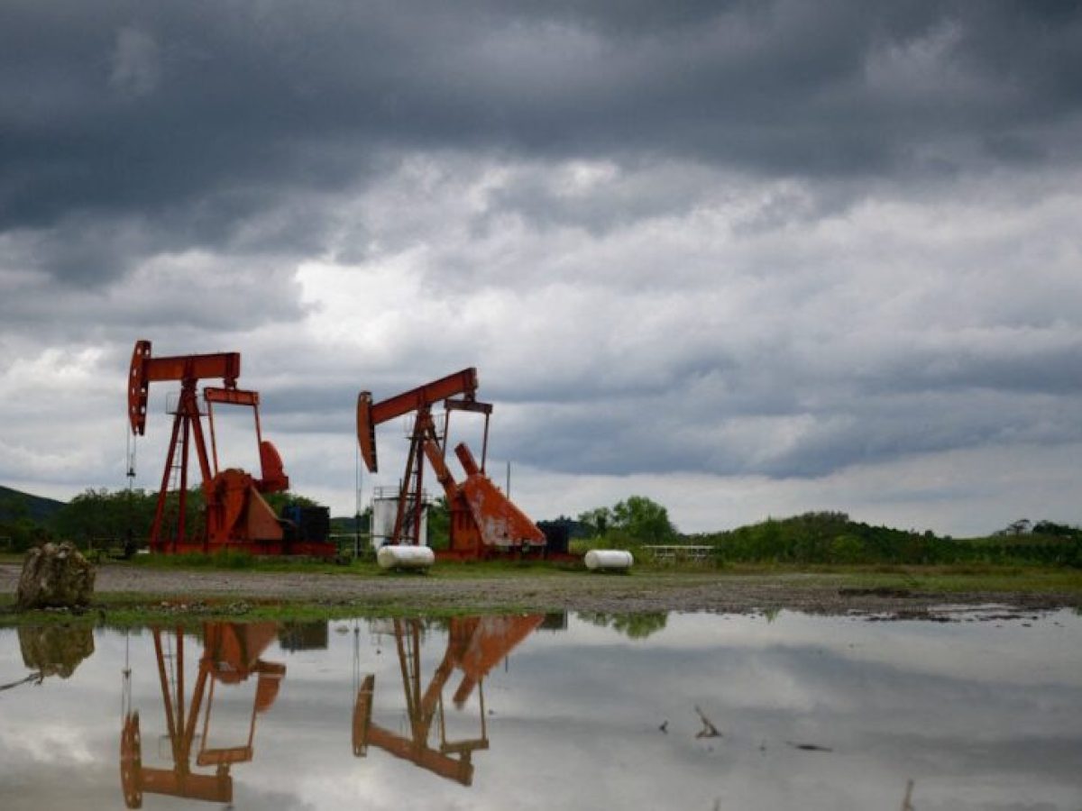 Οι αποθήκες πετρελαίου «ξεχειλίζουν» – Ο κίνδυνος να κλείσουν πετρελαιοπηγές λόγω του αποκλεισμού των λιμανιών του Ιράν