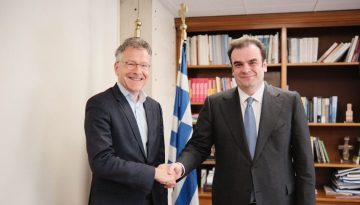 &Nu;&tau;ά&iota;&sigma;&epsilon;&lambda;&mu;&pi;&lambda;&omicron;&upsilon;&mu;: &laquo;&Upsilon;&pi;&epsilon;&rho;&beta;&omicron;&lambda;&iota;&kappa;ή &eta; &lambda;&iota;&tau;ό&tau;&eta;&tau;&alpha; &sigma;&tau;&alpha; &delta;ύ&omicron; &pi;&rho;ώ&tau;&alpha; &mu;&nu;&eta;&mu;ό&nu;&iota;&alpha;&raquo; &ndash; &Tau;&alpha; &epsilon;ύ&sigma;&eta;&mu;&alpha; &sigma;&tau;&omicron;&nu; &Pi;&iota;&epsilon;&rho;&rho;&alpha;&kappa;ά&kappa;&eta;