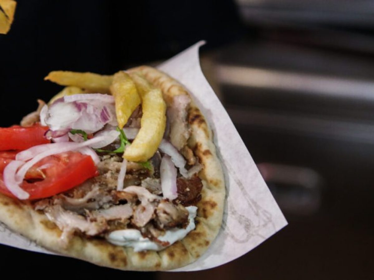 Σουβλάκι έως 5 ευρώ: Από φθηνή λύση είδος πολυτελείας – Πώς υπερδιπλασιάστηκε η τιμή του σε 6 χρόνια