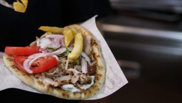 Σουβλάκι έως 5 ευρώ: Από φθηνή λύση είδος πολυτελείας – Πώς υπερδιπλασιάστηκε η τιμή του σε 6 χρόνια