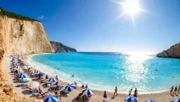 &Tau;&omicron;&upsilon;&rho;&iota;&sigma;&mu;ό&sigmaf; &gamma;&iota;&alpha; Ό&lambda;&omicron;&upsilon;&sigmaf;: Έ&rho;&chi;&omicron;&nu;&tau;&alpha;&iota; &mu;&epsilon;&tau;ά &tau;&omicron; &Pi;ά&sigma;&chi;&alpha; &tau;&alpha; &nu;έ&alpha; voucher &delta;&iota;&alpha;&kappa;&omicron;&pi;ώ&nu;