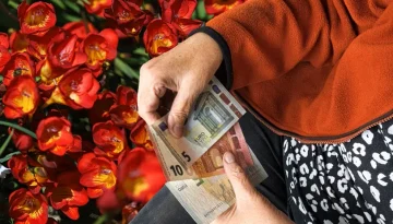 &Sigma;&upsilon;&nu;&tau;ά&xi;&epsilon;&iota;&sigmaf; &Mu;&alpha;ΐ&omicron;&upsilon;: &Pi;ό&tau;&epsilon; &pi;&lambda;&eta;&rho;ώ&nu;&omicron;&nu;&tau;&alpha;&iota; &mu;&epsilon;&tau;ά &tau;&eta;&nu; &alpha;&lambda;&lambda;&alpha;&gamma;ή &sigma;&tau;&omicron; &chi;&rho;&omicron;&nu;&omicron;&delta;&iota;ά&gamma;&rho;&alpha;&mu;&mu;&alpha;