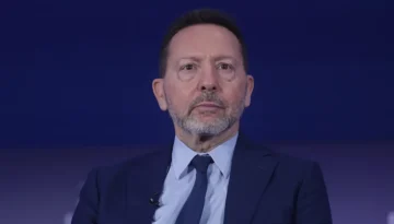 Στουρνάρας: Πιθανός ο κίνδυνος ύφεσης στην Ευρώπη – «Θωρακισμένη η Ελλάδα, λάθος οι πρόωρες εκλογές»