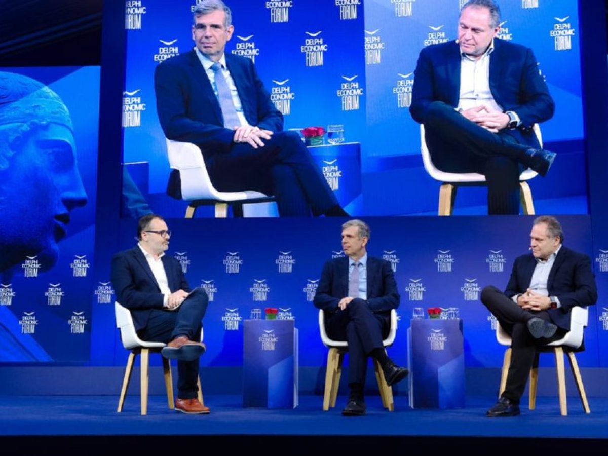 Διαχειρίσιμες οι επιπτώσεις από την κρίση στη Μ. Ανατολή – Τι είπαν Ε. Βασιλάκης Α. Παντελιάδης στο Φόρουμ των Δελφών