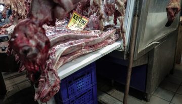 &Kappa;&omicron;&rho;&upsilon;&phi;ώ&nu;&epsilon;&tau;&alpha;&iota; &eta; &epsilon;&mu;&pi;&omicron;&rho;&iota;&kappa;ή &kappa;ί&nu;&eta;&sigma;&eta; &sigma;&tau;&eta;&nu; &pi;&alpha;&sigma;&chi;&alpha;&lambda;&iota;&nu;ή &alpha;&gamma;&omicron;&rho;ά: &Epsilon;&nu;&tau;&alpha;&tau;&iota;&kappa;&omicron;ί &omicron;&iota; έ&lambda;&epsilon;&gamma;&chi;&omicron;&iota; &sigma;&epsilon; ό&lambda;&eta; &tau;&eta; &chi;ώ&rho;&alpha; &ndash; &Omicron;&iota; &tau;&iota;&mu;έ&sigmaf; &sigma;&tau;&omicron; &pi;&alpha;&sigma;&chi;&alpha;&lambda;&iota;&nu;ό &tau;&rho;&alpha;&pi;έ&zeta;&iota;