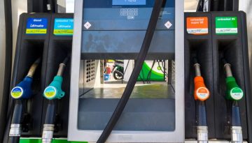 &Sigma;&tau;&alpha;&theta;&epsilon;&rho;ά &kappa;ά&tau;&omega; &alpha;&pi;ό &tau;&alpha; 100 &delta;&omicron;&lambda;ά&rho;&iota;&alpha; &eta; &delta;&iota;&epsilon;&theta;&nu;ή&sigmaf; &tau;&iota;&mu;ή &tau;&omicron;&upsilon; &pi;&epsilon;&tau;&rho;&epsilon;&lambda;&alpha;ί&omicron;&upsilon; &ndash; &Epsilon;&pi;&alpha;&nu;&epsilon;&mu;&phi;ά&nu;&iota;&sigma;&eta; &tau;&iota;&mu;ώ&nu; &kappa;ά&tau;&omega; &alpha;&pi;ό &tau;&alpha; &delta;ύ&omicron; &epsilon;&upsilon;&rho;ώ &sigma;&tau;&alpha; &pi;&rho;&alpha;&tau;ή&rho;&iota;&alpha;