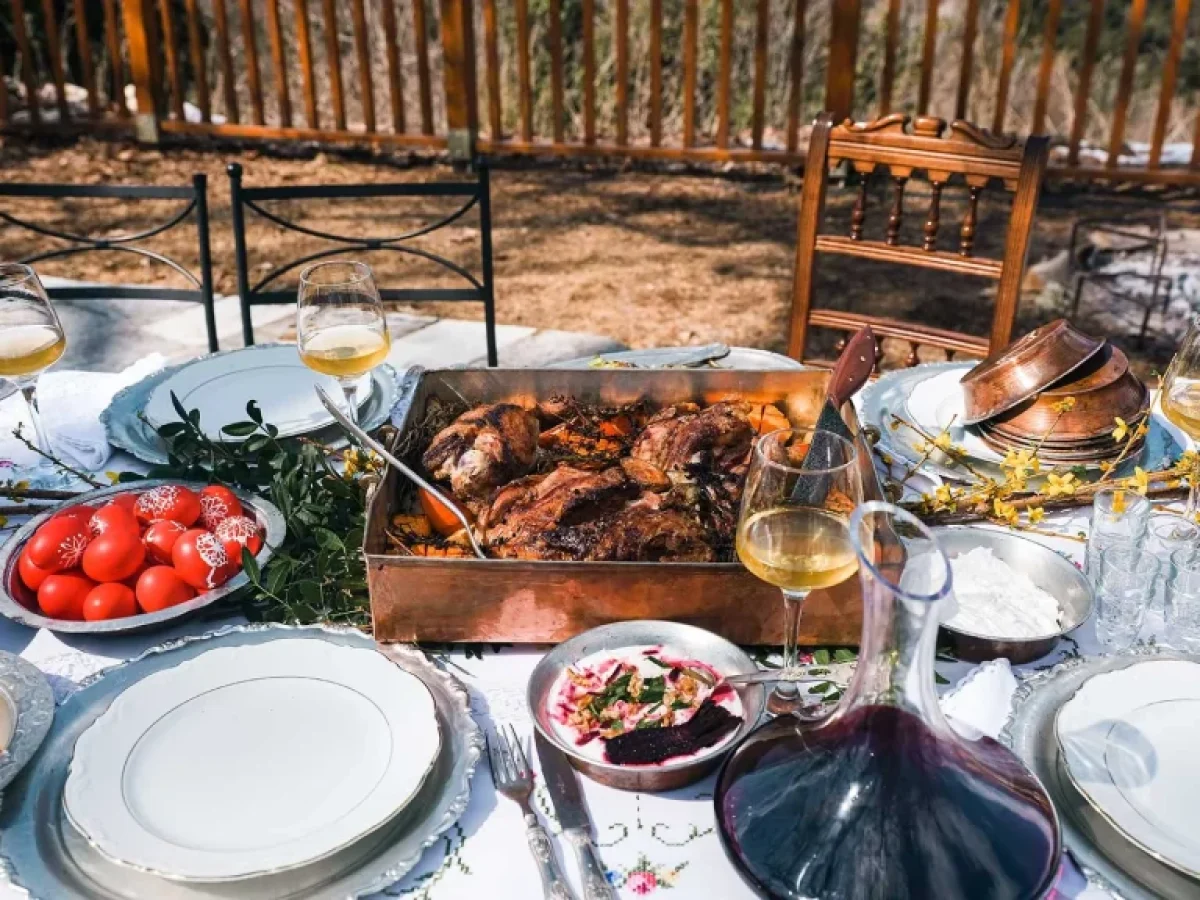 Πασχαλινό τραπέζι 2026: Στα ύψη οι τιμές, έως 18 ευρώ το κιλό το αρνί