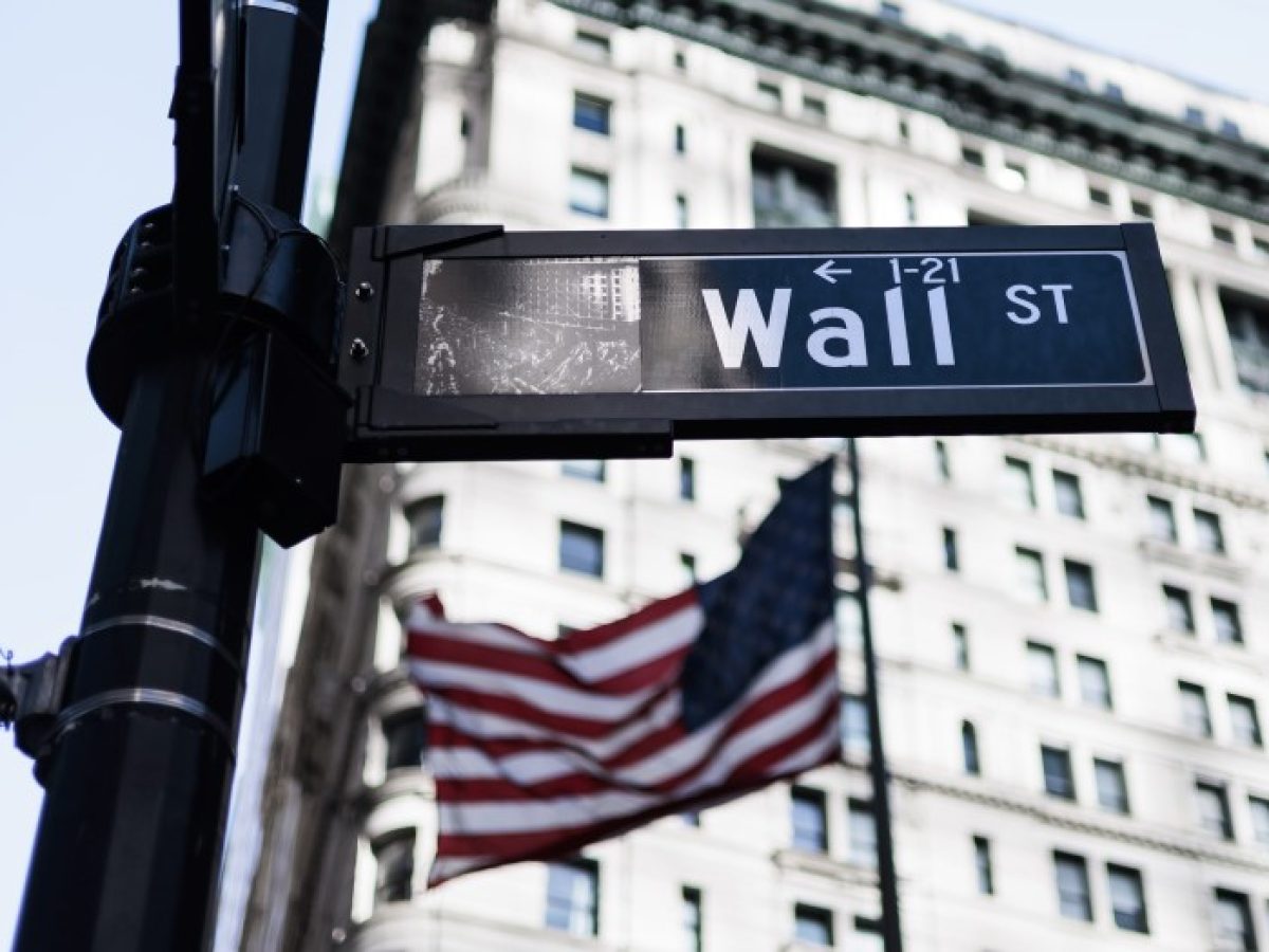 Αρνητικά πρόσημα στη Wall Street με το βλέμμα σε Fed, πετρέλαιο και τεχνολογικούς κολοσσούς