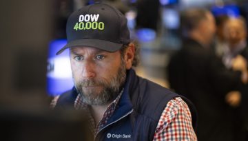 Wall Street: Άνοδος στα futures με το βλέμμα στο πετρέλαιο και τις διαπραγματεύσεις για εκεχειρία