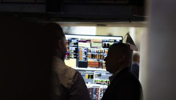 Μεικτή εικόνα στη Wall Street, ανεβαίνει το πετρέλαιο