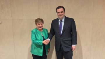 &Pi;&iota;&epsilon;&rho;&rho;&alpha;&kappa;ά&kappa;&eta;&sigmaf; &sigma;&tau;&omicron; &Delta;&Nu;&Tau;: &Eta; &theta;&epsilon;&tau;&iota;&kappa;ή &pi;&omicron;&rho;&epsilon;ί&alpha; &tau;&eta;&sigmaf; &epsilon;&lambda;&lambda;&eta;&nu;&iota;&kappa;ή&sigmaf; &omicron;&iota;&kappa;&omicron;&nu;&omicron;&mu;ί&alpha;&sigmaf; &sigma;&tau;&omicron; &tau;&rho;&alpha;&pi;έ&zeta;&iota; &tau;&eta;&sigmaf; &sigma;&upsilon;&nu;ά&nu;&tau;&eta;&sigma;&eta;&sigmaf; &mu;&epsilon; &tau;&eta;&nu; &Kappa;&rho;&iota;&sigma;&tau;&alpha;&lambda;ί&nu;&alpha; &Gamma;&kappa;&epsilon;&omicron;&rho;&gamma;&kappa;ί&epsilon;&beta;&alpha;