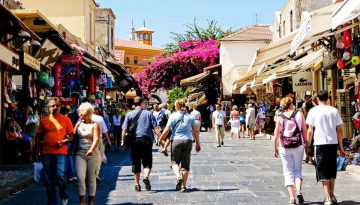 «Άλμα» στον τουρισμό: Εκτινάχθηκαν κατά 64,3% οι εισπράξεις -Αυξημένες και οι αφίξεις