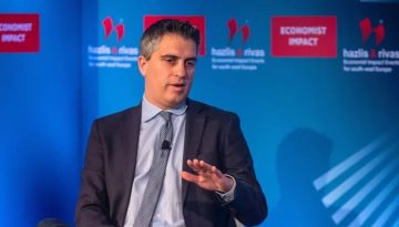 &Delta;ή&mu;&alpha;&sigmaf;: &Eta; &epsilon;&iota;&kappa;ό&nu;&alpha; &tau;&eta;&sigmaf; &Kappa;&rho;ή&tau;&eta;&sigmaf; &alpha;&lambda;&lambda;ά&zeta;&epsilon;&iota; &mu;&epsilon; &Beta;&Omicron;&Alpha;&Kappa; &kappa;&alpha;&iota; &Alpha;&epsilon;&rho;&omicron;&delta;&rho;ό&mu;&iota;&omicron; &Kappa;&alpha;&sigma;&tau;&epsilon;&lambda;&lambda;ί&omicron;&upsilon;