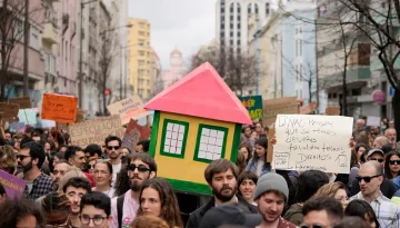 &Sigma;&tau;&epsilon;&gamma;&alpha;&sigma;&tau;&iota;&kappa;ή &kappa;&rho;ί&sigma;&eta; &sigma;&tau;&eta;&nu; &Epsilon;&upsilon;&rho;ώ&pi;&eta;: &Sigma;&tau;&eta;&nu; &Alpha;&theta;ή&nu;&alpha; &tau;&omicron; &epsilon;&nu;&omicron;ί&kappa;&iota;&omicron; &laquo;&tau;&rho;ώ&epsilon;&iota;&raquo; &pi;ά&nu;&omega; &alpha;&pi;ό έ&nu;&alpha;&nu; &kappa;&alpha;&tau;ώ&tau;&alpha;&tau;&omicron; &mu;&iota;&sigma;&theta;ό