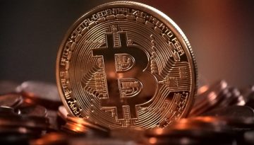 Bitcoin κάτω από τα 77.000 δολάρια: Πιέσεις από το ράλι πετρελαίου και τους φόβους για νέα κρίση στη Μέση Ανατολή