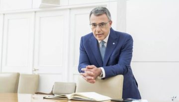 Alpha Bank &gamma;&iota;&alpha; &epsilon;&lambda;&lambda;&eta;&nu;&iota;&kappa;ή &omicron;&iota;&kappa;&omicron;&nu;&omicron;&mu;ί&alpha;: &Delta;&omicron;&kappa;&iota;&mu;ά&zeta;&omicron;&nu;&tau;&alpha;&iota; &alpha;&nu;ά&pi;&tau;&upsilon;&xi;&eta; &kappa;&alpha;&iota; &epsilon;&pi;&epsilon;&nu;&delta;ύ&sigma;&epsilon;&iota;&sigmaf; &lambda;ό&gamma;&omega; &Iota;&rho;ά&nu; &ndash; &laquo;&Alpha;&sigma;&pi;ί&delta;&alpha;&raquo; &omicron; &tau;&omicron;&upsilon;&rho;&iota;&sigma;&mu;ό&sigmaf; &kappa;&alpha;&iota; &eta; &alpha;&xi;&iota;&omicron;&pi;&iota;&sigma;&tau;ί&alpha; &sigma;&tau;&iota;&sigmaf; &alpha;&gamma;&omicron;&rho;έ&sigmaf;