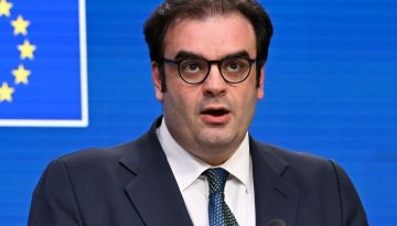 &Pi;&iota;&epsilon;&rho;&rho;&alpha;&kappa;ά&kappa;&eta;&sigmaf; &sigma;&tau;&omicron; ECOFIN: &laquo;&Tau;&omicron; &epsilon;&rho;ώ&tau;&eta;&mu;&alpha; &epsilon;ί&nu;&alpha;&iota;, &theta;έ&lambda;&omicron;&upsilon;&mu;&epsilon; &nu;&alpha; &epsilon;ί&mu;&alpha;&sigma;&tau;&epsilon; &eta; &gamma;&epsilon;&nu;&iota;ά &pi;&omicron;&lambda;&iota;&tau;&iota;&kappa;ώ&nu; &pi;&omicron;&upsilon; &theta;&alpha; &alpha;&pi;&epsilon;&lambda;&epsilon;&upsilon;&theta;&epsilon;&rho;ώ&sigma;&epsilon;&iota; &tau;&omicron; &delta;&upsilon;&nu;&alpha;&mu;&iota;&kappa;ό &tau;&eta;&sigmaf; &Epsilon;&upsilon;&rho;&omega;&pi;&alpha;ϊ&kappa;ή&sigmaf; Έ&nu;&omega;&sigma;&eta;&sigmaf; ή ό&chi;&iota;;&raquo;