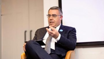 Alpha &Beta;ank: &Sigma;&epsilon; &upsilon;&psi;&eta;&lambda;ά &pi;&lambda;&epsilon;&omicron;&nu;ά&sigma;&mu;&alpha;&tau;&alpha; &eta; &Epsilon;&lambda;&lambda;ά&delta;&alpha; &alpha;&pi;ό &phi;&omicron;&rho;&omicron;&lambda;&omicron;&gamma;&iota;&kappa;ή &sigma;&upsilon;&mu;&mu;ό&rho;&phi;&omega;&sigma;&eta; &kappa;&alpha;&iota; &psi;&eta;&phi;&iota;&alpha;&kappa;έ&sigmaf; &mu;&epsilon;&tau;&alpha;&rho;&rho;&upsilon;&theta;&mu;ί&sigma;&epsilon;&iota;&sigmaf; (&pi;ί&nu;&alpha;&kappa;&epsilon;&sigmaf;)