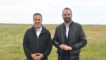 Παπασταύρου από Αιτωλοακαρνανία: «Υλοποιούμε στη Δυτική Ελλάδα το μεγαλύτερο δημόσιο φωτοβολταϊκό πάρκο στη χώρα – 17.000 ευάλωτα νοικοκυριά αποκτούν δωρεάν ρεύμα»