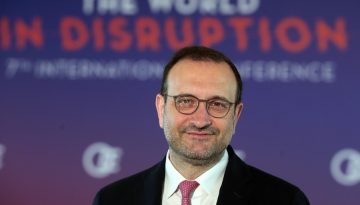 &Kappa;&omega;&nu;&sigma;&tau;&alpha;&nu;&tau;ί&nu;&omicron;&sigmaf; &Kappa;ό&lambda;&lambda;&iota;&alpha;&sigmaf; (&Omicron;&Epsilon;&Epsilon;): &Zeta;&omicron;ύ&mu;&epsilon; &sigma;&epsilon; &mu;&iota;&alpha; &epsilon;&pi;&omicron;&chi;ή &delta;&iota;&alpha;&rho;&kappa;&omicron;ύ&sigmaf; &delta;&iota;&alpha;&tau;&alpha;&rho;&alpha;&chi;ή&sigmaf;