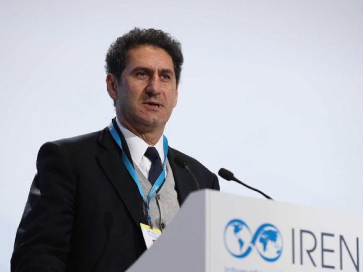 Francesco La Camera (IRENA) στο mononews: Τι χρειάζεται για να οχυρώνουν οι ΑΠΕ μια οικονομία απέναντι στις κρίσεις – Κατά 30% θα μειωθεί το κόστος της αποθήκευσης