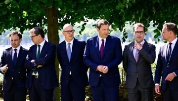 &Epsilon;&Epsilon;: &Kappa;&omicron;&iota;&nu;ό &sigma;&chi;έ&delta;&iota;&omicron; &gamma;&iota;&alpha; &mu;&iota;&alpha; &pi;&alpha;&nu;&epsilon;&upsilon;&rho;&omega;&pi;&alpha;ϊ&kappa;ή Έ&nu;&omega;&sigma;&eta; &Kappa;&epsilon;&phi;&alpha;&lambda;&alpha;&iota;&alpha;&gamma;&omicron;&rho;ώ&nu; &ndash; &laquo;Έ&delta;&omega;&sigma;&alpha;&nu; &tau;&alpha; &chi;έ&rho;&iota;&alpha;&raquo; &omicron;&iota; 6 &mu;&epsilon;&gamma;&alpha;&lambda;ύ&tau;&epsilon;&rho;&epsilon;&sigmaf; &omicron;&iota;&kappa;&omicron;&nu;&omicron;&mu;ί&epsilon;&sigmaf;