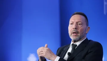 Στουρνάρας: Η ελληνική οικονομία είναι πιο ανθεκτική, αλλά οι ενεργειακοί κίνδυνοι παραμένουν