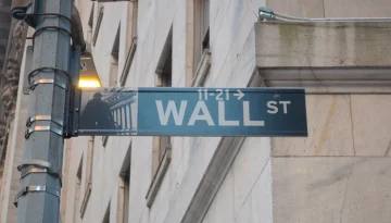 Wall Street: Το διπλωματικό θρίλερ με το Ιράν στέλνει τους δείκτες σε νέα ρεκόρ