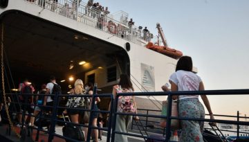 &Iota;&Nu;&Sigma;&Epsilon;&Tau;&Epsilon;: Έ&rho;&chi;&omicron;&nu;&tau;&alpha;&iota; &pi;&iota;&omicron; &pi;&omicron;&lambda;&lambda;&omicron;ί &tau;&omicron;&upsilon;&rho;ί&sigma;&tau;&epsilon;&sigmaf;, &xi;&omicron;&delta;&epsilon;ύ&omicron;&upsilon;&nu; &pi;&epsilon;&rho;&iota;&sigma;&sigma;ό&tau;&epsilon;&rho;&alpha; &kappa;&alpha;&iota; &mu;έ&nu;&omicron;&upsilon;&nu; &lambda;&iota;&gamma;ό&tau;&epsilon;&rho;&omicron;