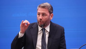 &Nu;ί&kappa;&omicron;&sigmaf; &Alpha;&nu;&delta;&rho;&omicron;&upsilon;&lambda;ά&kappa;&eta;&sigmaf; &sigma;&tau;&alpha; &laquo;&Nu;&Epsilon;&Alpha;&raquo;: &laquo;&Mu;&alpha;&zeta;ί &gamma;&iota;&alpha; &tau;&eta;&nu; &pi;&omicron;&lambda;&iota;&tau;&iota;&kappa;ή &alpha;&lambda;&lambda;&alpha;&gamma;ή&raquo;
