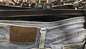 Lee Jeans: Deal-&mu;&alpha;&mu;&omicron;ύ&theta; 1 &delta;&iota;&sigma;. &delta;&omicron;&lambda;&alpha;&rho;ί&omega;&nu; &ndash; &Pi;&omicron;&iota;&omicron;&sigmaf; &tau;&eta;&nu; &epsilon;&xi;&alpha;&gamma;ό&rho;&alpha;&sigma;&epsilon;, &pi;ώ&sigmaf; &alpha;&lambda;&lambda;ά&zeta;&epsilon;&iota; &omicron; &chi;ά&rho;&tau;&eta;&sigmaf; &sigma;&tau;&alpha; &tau;&zeta;&iota;&nu;