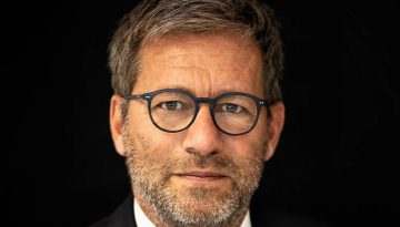 H Armani σχεδιάζει την πώληση του 15% σε LVMH, L’Oreal και EssilorLuxottica