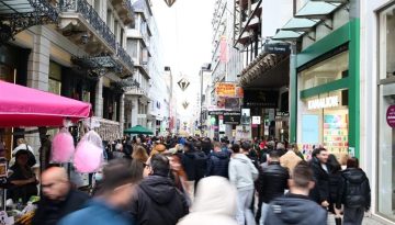 IOBE: &Omicron;&iota; Έ&lambda;&lambda;&eta;&nu;&epsilon;&sigmaf; &kappa;&alpha;&tau;&alpha;&nu;&alpha;&lambda;&omega;&tau;έ&sigmaf; &pi;&epsilon;&rho;&iota;&sigma;&sigma;ό&tau;&epsilon;&rho;&omicron; &alpha;&pi;&alpha;&iota;&sigma;&iota;ό&delta;&omicron;&xi;&omicron;&iota; &sigma;&tau;&eta;&nu; &Epsilon;&Epsilon;