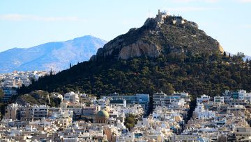 Ακίνητα: Γιατί εκατομμυριούχοι «σαρώνουν» την Αθήνα, οι «χρυσές» περιοχές, το deal των δισ