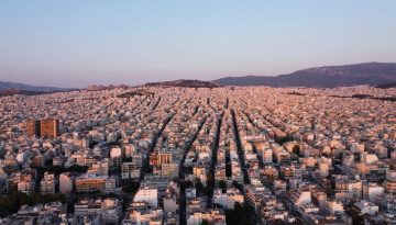 &Gamma;&iota;&alpha;&tau;ί &alpha;&upsilon;&xi;ά&nu;&omicron;&nu;&tau;&alpha;&iota; &omicron;&iota; &tau;&iota;&mu;έ&sigmaf; &kappa;&alpha;&tau;&omicron;&iota;&kappa;&iota;ώ&nu; &kappa;&alpha;&iota; &tau;&alpha; &epsilon;&nu;&omicron;ί&kappa;&iota;&alpha; &ndash; &Omicron;&iota; &xi;έ&nu;&epsilon;&sigmaf; &epsilon;&pi;&epsilon;&nu;&delta;ύ&sigma;&epsilon;&iota;&sigmaf;, &tau;&alpha; Airbnb &kappa;&alpha;&iota; &eta; &chi;&alpha;&mu;&eta;&lambda;ή &omicron;&iota;&kappa;&omicron;&delta;&omicron;&mu;&iota;&kappa;ή &delta;&rho;&alpha;&sigma;&tau;&eta;&rho;&iota;ό&tau;&eta;&tau;&alpha; &pi;&iota;έ&zeta;&omicron;&upsilon;&nu; &tau;&eta;&nu; &alpha;&gamma;&omicron;&rho;ά