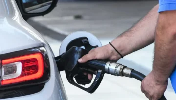 &Kappa;&alpha;ύ&sigma;&iota;&mu;&alpha;: &Epsilon;&pi;&iota;&delta;&omicron;&tau;ή&sigma;&epsilon;&iota;&sigmaf; &kappa;&alpha;&iota; &pi;&lambda;&alpha;&phi;ό&nu; &laquo;&pi;&alpha;&lambda;&epsilon;ύ&omicron;&upsilon;&nu;&raquo; &tau;&omicron;&nu; &nu;έ&omicron; &gamma;ύ&rho;&omicron; &alpha;&nu;ό&delta;&omicron;&upsilon; &sigma;&tau;&iota;&sigmaf; &tau;&iota;&mu;έ&sigmaf;