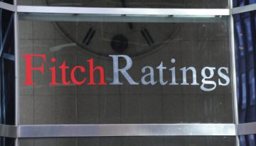 &Omicron; &omicron;ί&kappa;&omicron;&sigmaf; Fitch &epsilon;&pi;&iota;&beta;&epsilon;&beta;&alpha;ί&omega;&sigma;&epsilon; &tau;&omicron; &alpha;&xi;&iota;ό&chi;&rho;&epsilon;&omicron; &tau;&eta;&sigmaf; &Epsilon;&lambda;&lambda;ά&delta;&alpha;&sigmaf; &sigma;&tau;&eta; &beta;&alpha;&theta;&mu;ί&delta;&alpha; &Beta;&Beta;&Beta;+