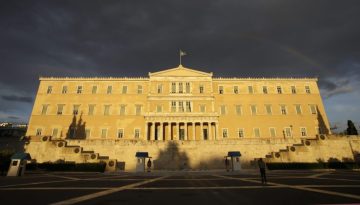 FT: &Eta; &Epsilon;&lambda;&lambda;ά&delta;&alpha; &kappa;&epsilon;&rho;&delta;ί&zeta;&epsilon;&iota; &alpha;&pi;ό&phi;&alpha;&sigma;&eta; &tau;&omicron;&upsilon; &Alpha;&nu;&omega;&tau;ά&tau;&omicron;&upsilon; &Delta;&iota;&kappa;&alpha;&sigma;&tau;&eta;&rho;ί&omicron;&upsilon; &gamma;&iota;&alpha; &tau;&eta;&nu; &alpha;&nu;&alpha;&delta;&iota;ά&rho;&theta;&rho;&omega;&sigma;&eta; &tau;&omicron;&upsilon; &delta;&eta;&mu;ό&sigma;&iota;&omicron;&upsilon; &chi;&rho;έ&omicron;&upsilon;&sigmaf; &tau;&omicron;&upsilon; 2012
