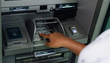 Επίδομα 300 ευρώ: Οι νέοι δικαιούχοι και τα κριτήρια