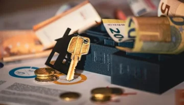 Καταναλωτικά δάνεια: Μπαίνει πλαφόν στο κόστος αποπληρωμής έως 100.000 ευρώ