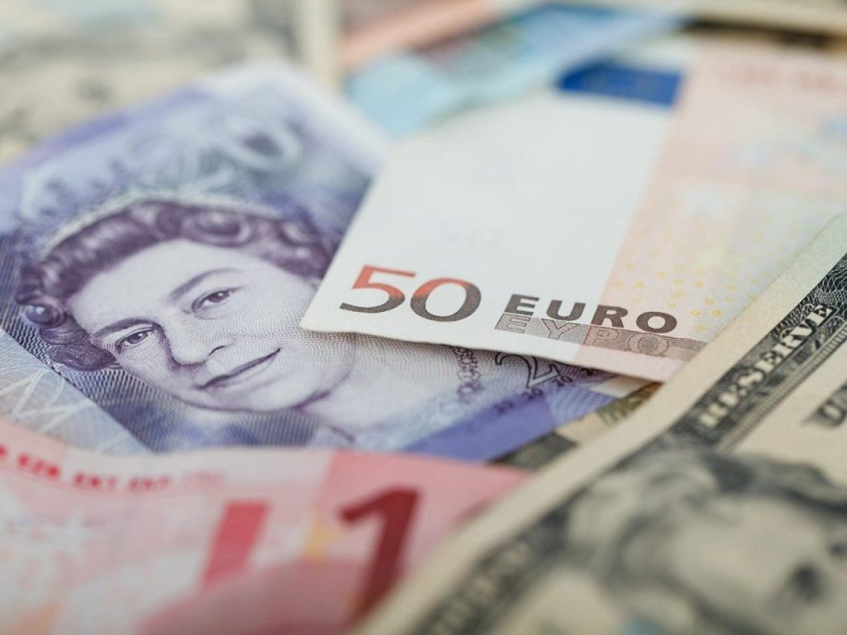 Το ευρώ υποχωρεί 0,31% στο 1,1747 δολάριο