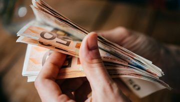Πληρωμές από τον e-ΕΦΚΑ και τη ΔΥΠΑ – Ποιοι θα δουν χρήματα στους λογαριασμούς τους από τις 18 έως τις 22 Μαΐου
