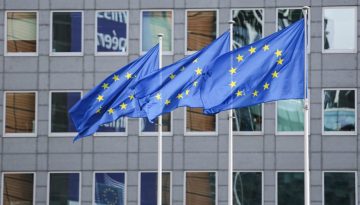 &laquo;&Psi;&eta;&phi;&iota;&alpha;&kappa;ό &chi;&alpha;&rho;ά&tau;&sigma;&iota;&raquo; &alpha;&pi;ό &tau;&eta;&nu; &Epsilon;&Epsilon;: &Tau;&omicron; &mu;&upsilon;&sigma;&tau;&iota;&kappa;ό &sigma;&chi;έ&delta;&iota;&omicron; &gamma;&iota;&alpha; 3 &nu;έ&omicron;&upsilon;&sigmaf; &phi;ό&rho;&omicron;&upsilon;&sigmaf; &ndash; &Tau;&iota; &pi;&lambda;&eta;&rho;ώ&nu;&epsilon;&iota; &eta; &Epsilon;&lambda;&lambda;ά&delta;&alpha;