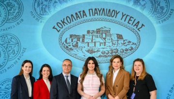 Η Κίμπερλι Γκίλφοϊλ επισκέφτηκε το ιστορικό εργοστάσιο της σοκολατοποιΐας «Παυλίδη»