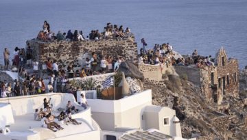 Ά&lambda;&mu;&alpha; &tau;&omicron;&upsilon; &tau;&omicron;&upsilon;&rho;&iota;&sigma;&mu;&omicron;ύ &kappa;&alpha;&iota; &tau;&omicron;&nu; &Mu;ά&rho;&tau;&iota;&omicron; &pi;&alpha;&rho;ά &tau;&omicron;&nu; &pi;ό&lambda;&epsilon;&mu;&omicron; &sigma;&tau;&omicron;&nu; &Kappa;ό&lambda;&pi;&omicron; &ndash; &Epsilon;&kappa;&tau;ί&nu;&alpha;&xi;&eta; &epsilon;&sigma;ό&delta;&omega;&nu; &kappa;&alpha;&tau;ά 55% &kappa;&alpha;&iota; &alpha;&phi;ί&xi;&epsilon;&omega;&nu; &kappa;&alpha;&tau;ά 38%