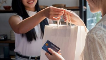 Απασχόληση με χαμηλή παραγωγικότητα στην Ελλάδα: Στο εμπόριο οι περισσότεροι εργαζόμενοι, στις τράπεζες οι υψηλότεροι μισθοί