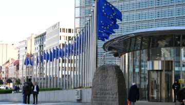 Κομισιόν: H ΕΕ επιβραδύνει – Η Ελλάδα αντέχει, σύμφωνα με τις εαρινές οικονομικές προβλέψεις