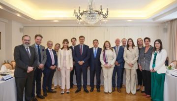 &Eta; &kappa;&rho;&omicron;&upsilon;&alpha;&zeta;&iota;έ&rho;&alpha; &sigma;&tau;&rho;έ&phi;&epsilon;&tau;&alpha;&iota; &sigma;&tau;&alpha; &nu;έ&alpha; &epsilon;&lambda;&lambda;&eta;&nu;&iota;&kappa;ά &lambda;&iota;&mu;ά&nu;&iota;&alpha; &ndash; &Sigma;&tau;&omicron; &tau;&rho;&alpha;&pi;έ&zeta;&iota; &sigma;&chi;έ&delta;&iota;&omicron; &alpha;&nu;ά&pi;&tau;&upsilon;&xi;&eta;&sigmaf; &gamma;&iota;&alpha; &alpha;&nu;&epsilon;&rho;&chi;ό&mu;&epsilon;&nu;&omicron;&upsilon;&sigmaf; &pi;&rho;&omicron;&omicron;&rho;&iota;&sigma;&mu;&omicron;ύ&sigmaf;